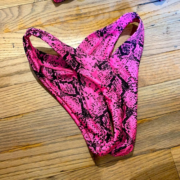 One One Swimwear bikini set NEW size XS - Picture 2 of 4